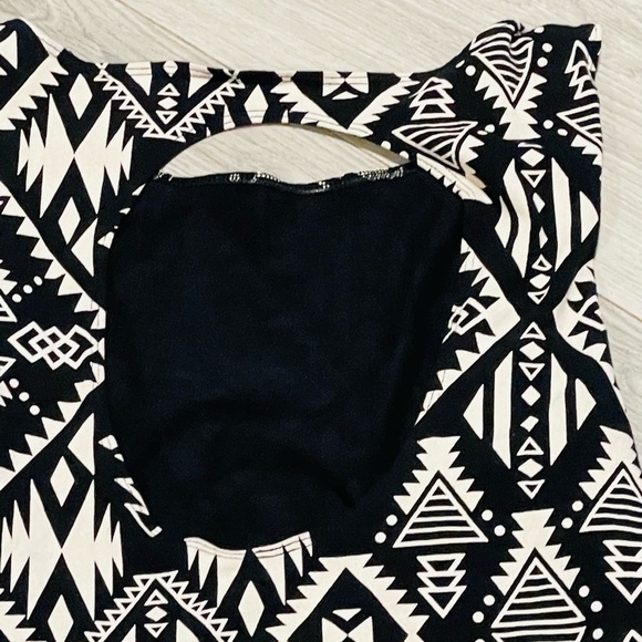 PINK VS Black and White Geometric Pattern Dress w/ back keyhole opening Sz M - Picture 7 of 8
